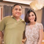 Jennylyn Mercado Instagram - With my Mama Florence and Papa Danilo🥰🤍 Samahan niyo kami mga bessie sa last 4 nights ng Love, Die, Repeat! #lovedierepeat #ldr