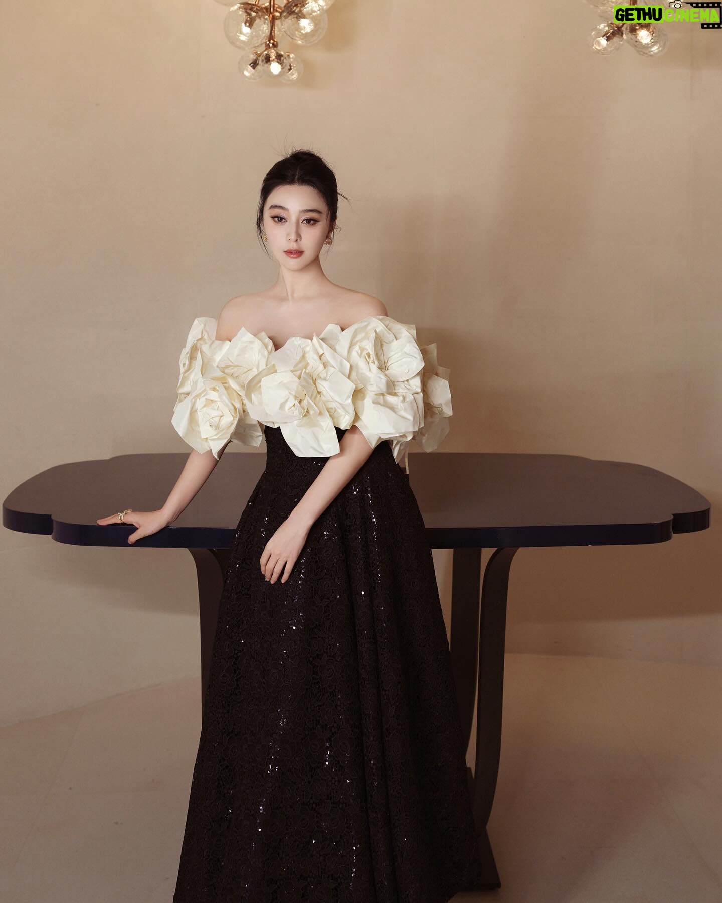 Fan Bingbing Instagram - In the spirit of giving at The Children Ball in @rosewoodhongkong. 🫶 @wempfoundation @nakedheartfoundation @adriancheng @natasupernova
Dress: @richardquinn Fall/Winter 2024, coordinated by @wishgui3
HMU: @huyiyin8
Photography: @shayneyzs
PR & Management: @jerseychong
