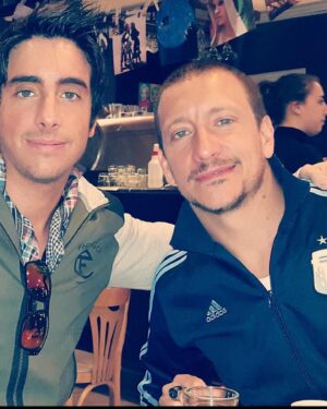 Nicolás Vázquez Instagram - Feliz cumple hermano mío. Acá levantamos una copa por vos y te agradezco que sigas espalda con espalda y corazón con corazón conmigo. Me hace bien. Cada paso que doy te lo dedico con todo mi alma. Te amo! Siempre juntos San! 🤍♾️