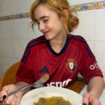 Clara Galle Instagram – Mira, es algo que te conmueva hasta la raíz. Da igual lo que sea, de dónde venga o quién te lo diga. Tenía hambre de temblar por algo cotidiano; quería llegar, dejar de construir hacia arriba y admirar cómo se desplomaba el castillo desde el jardín, sin preocuparme por el estruendo que producía al caer. La única opción era rendirse. Hacer lo de siempre. 
Hay un privilegio inmenso en poseer unos escombros.🦥

(Cardo para comer, unos Amigos, pedir por favor harina a la vecina, la bici, la mirada que no soportas mantener, la luz perfecta, cascar la tabla, decir chorradas.)