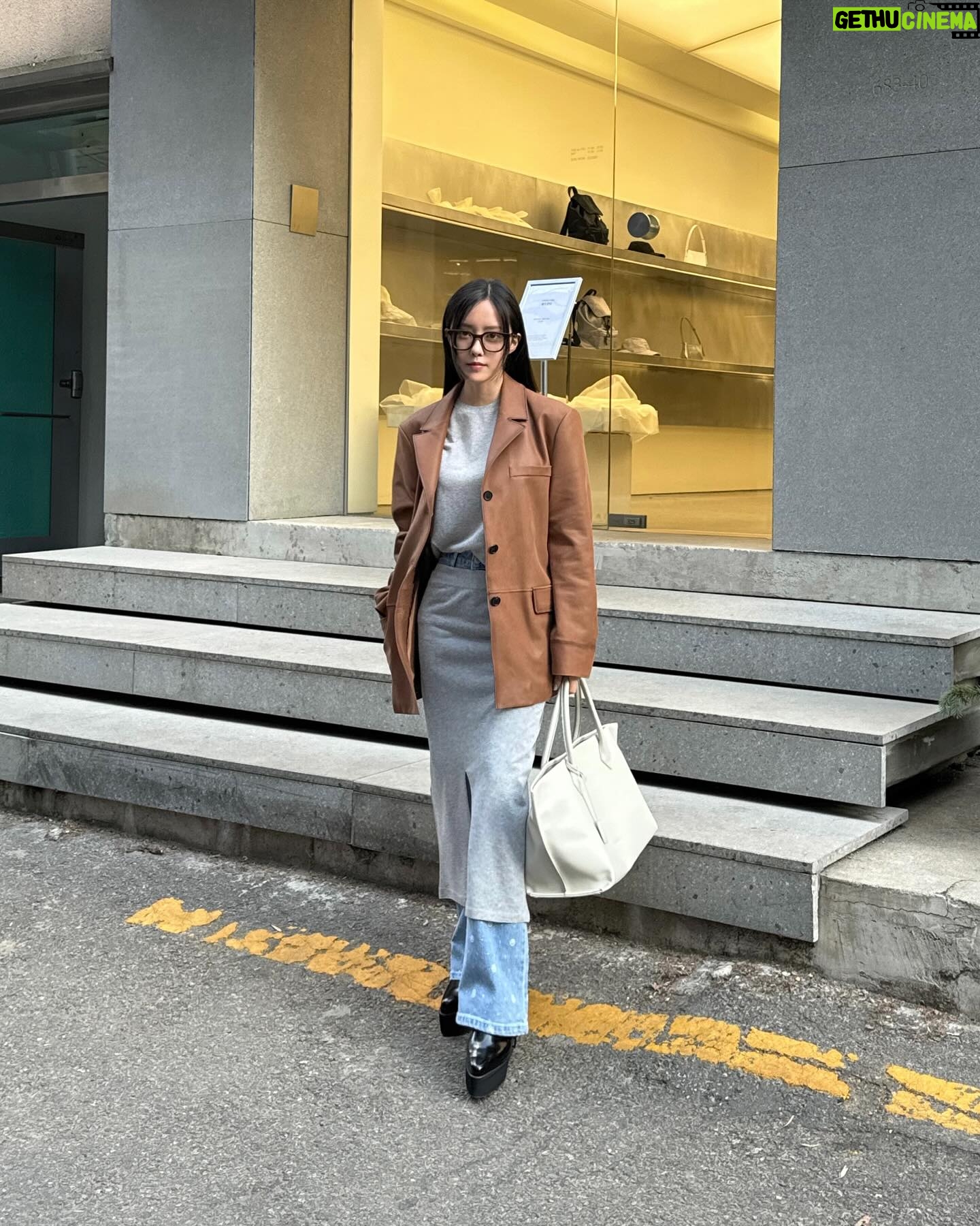 Hyomin Instagram - 올 봄 나의 문신이자 분신이 되어줄 스커트를 찾았다네 신이난다네 ♪