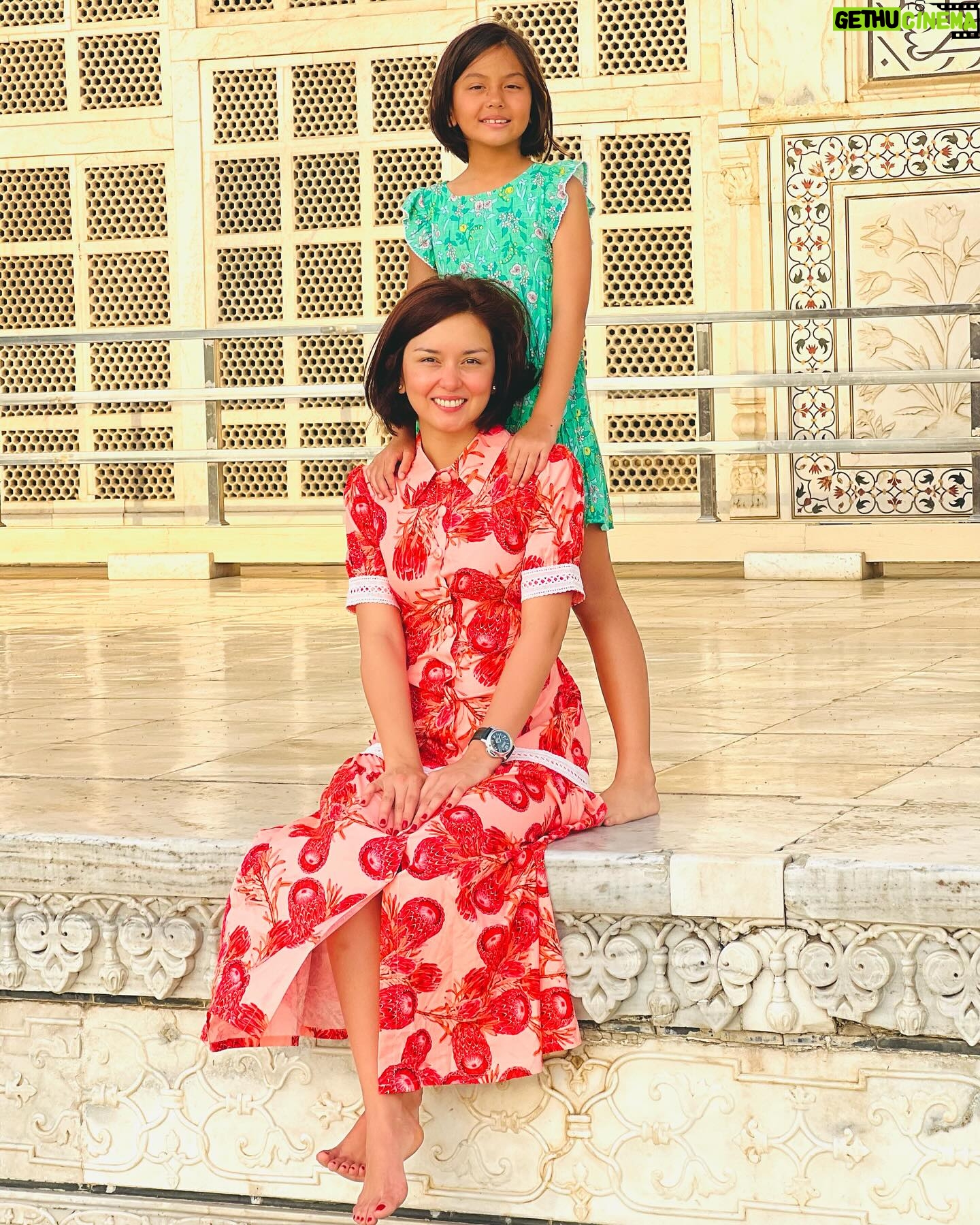 Beauty Gonzalez Instagram - A wonderful morning at the Taj with these two,
It doesn’t matter how many times you’ve seen it in photographs, and even how many people are there in the crowd with you,
Everything and everyone disappears at first sight.
It is absolutely beautiful from any angle,
And from every point of view. 🤍
Sharing these moments with the two of you made it even more special 🤍🤍
Just can’t take my eyes off you 🩷
