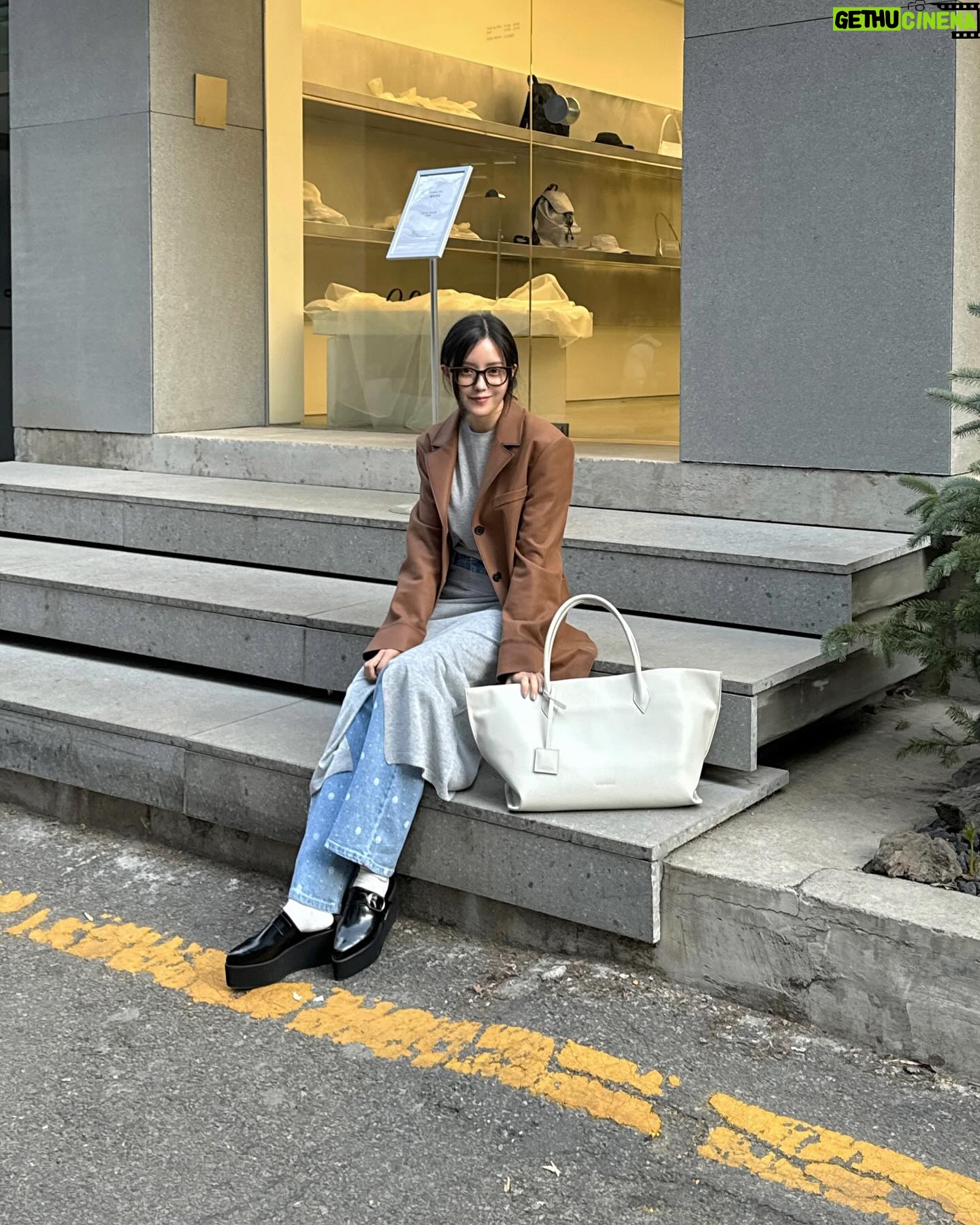 Hyomin Instagram - 올 봄 나의 문신이자 분신이 되어줄 스커트를 찾았다네 신이난다네 ♪