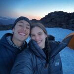 Macarena Achaga Instagram – Un poco de la noche más helada, horrible, larga y de alguna forma – divertida – de nuestras vidas.  Swipe para que la experimentes con nosotros… prende el sonido para incrementar la ansiedad 😂

Gracias por todos los mensajes sobre el episodio de Montaña en #CarpeDM 🏔️

Si no lo han visto, está disponible en @therokuchannel 🥶
