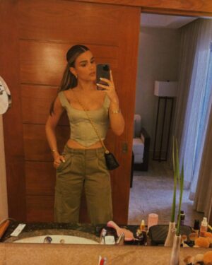 Clarissa Molina Instagram - Resumen de mi weekend y que E S P E C T A C U L A R el concierto de @ozuna en Altos de Chavon este fin de semana, las canté y bailé todas de principio a fin! 🔥🔥🔥🔥 También aproveché para pasar tiempo con mi padre. 🥰 

Este JUEVES no se pierdan el @elgordoylaflaca porque tenemos el ALL ACCESS de todo lo que pasa detrás de un concierto! 🎥