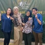 Erra Fazira Instagram – Alahmdulillah  Acara tahunan kami 😃 setelah sekian lama berjanji.. akhirnya dapat berbuka bersama di Restaurant  Puteri Penchala.. Makanan sumpah sedap! Kuih muih, bakar2, yong taw foo, murtabak, laksa johor, soto.. segala macam.. Bak kata owner, Dt @habsahhassanmj.. “semua ada dik.. mak bapak je tak ada!” 😄 🤣 

Uol yg tak tau nak pi mana berbuka puasa ni!? Takyah pening2.. bole berbuka di restaurant puteri atas bukit di Penchala. 
Contact 0123147652 atau 01128820446 utk reservation.. ❤️ 

Kak long @amelinaamirsharipuddin semakin cantik, semakin slim.. moga dikau terus dimurahkan rezeki dan dberi kebahagiaan dunia akhirat.. Andai bertemu jodoh, moga yg mendamaikan buat kau sekeluarga babe! ❤️ Ingatttt.. kita dah 5 series 😄 🤣 

Adinda @thisisnaqiu yg semakin muda remaja.. Happy lihat kejayaan demi kejayaan yg dilakarkan.. Teruskan usaha awak.. semoga rezeki yg dtg tidak putus2.. kejayaan tiada berpenghujung dan kebahagiaan milik awak sekeluarga. Keyword buat awak.. VERSATILE!! 👍 😃 

@murshid_eunos .. jgn abaikan  pesanan kita tu tauuu.. No No No Nooooo… 😉