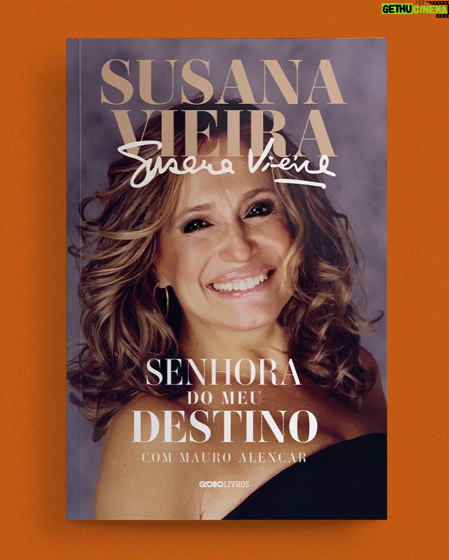Susana Vieira Instagram - Sem censura: a biografia de Susana Vieira, grande ícone da TV brasileira, em breve estará disponível em pré-venda!✨
Susana Vieira é uma mulher de superlativos. Uma das maiores atrizes do Brasil, tem também sua marca no showbusiness pela maneira intensa com a qual leva a vida. E nessa biografia, feita a quatro mãos com Mauro Alencar, a atriz conta desde sua infância até o estrelato, obstáculos na trajetória pessoal e profissional e a maneira com a qual encara o mundo.
A biografia conta com registros históricos da TV e de momentos íntimos de Susana, além de depoimentos de outros grandes artistas e amigos, como Miguel Falabella (@miguelfalabellareal), Tony Ramos, Arlete Salles (@arletesallesoficial ), Silvio de Abreu, Boni e Renata Sorrah (@rsorrah).
Conheça a carreira, a vida, os obstáculos, os memes: tudo sobre a história de @susanavieiraoficial ! 💫
“Quero compartilhar a fascinante experiência humana que representa meu equilíbrio entre a Susana Vieira e a Sônia Maria. Mais que um livro no qual remexo as minhas memórias e as minhas lembranças pessoais e da minha carreira artística, tento mostrar para onde é que a vida foi me levando, por quais caminhos passei, quantas pessoas conheci, os trabalhos que integrei…”, diz Susana.
Uma biografia imperdível para todos os 130 milhões de brasileiros que são fãs e admiradores desta grande atriz que marcou a história da televisão brasileira!
#globolivros #biografia #susanavieira #susanavieirasenhoradomeudestino #nãoficção