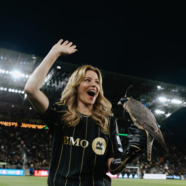 Elizabeth Banks Instagram - Before Olly’s own Hunger Games, the Honorary Falconer was @elizabethbanks 

#LAFC Falcon Flight | @uopx