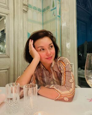Beauty Gonzalez Instagram - Channeling the mood of a new style icon I recently discovered, the trailblazer and eternally beautiful 
Maharani Gayatri Devi.
Google her and be inspired.💜
RESPECT 🩷