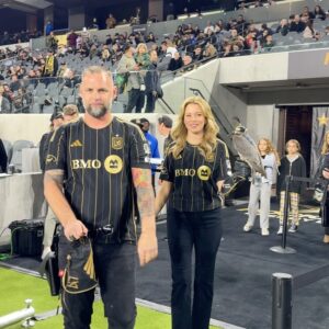 Elizabeth Banks Instagram - Before Olly’s own Hunger Games, the Honorary Falconer was @elizabethbanks 

#LAFC Falcon Flight | @uopx