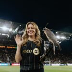 Elizabeth Banks Instagram - Before Olly’s own Hunger Games, the Honorary Falconer was @elizabethbanks 

#LAFC Falcon Flight | @uopx