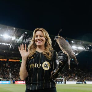 Elizabeth Banks Instagram - Before Olly’s own Hunger Games, the Honorary Falconer was @elizabethbanks 

#LAFC Falcon Flight | @uopx