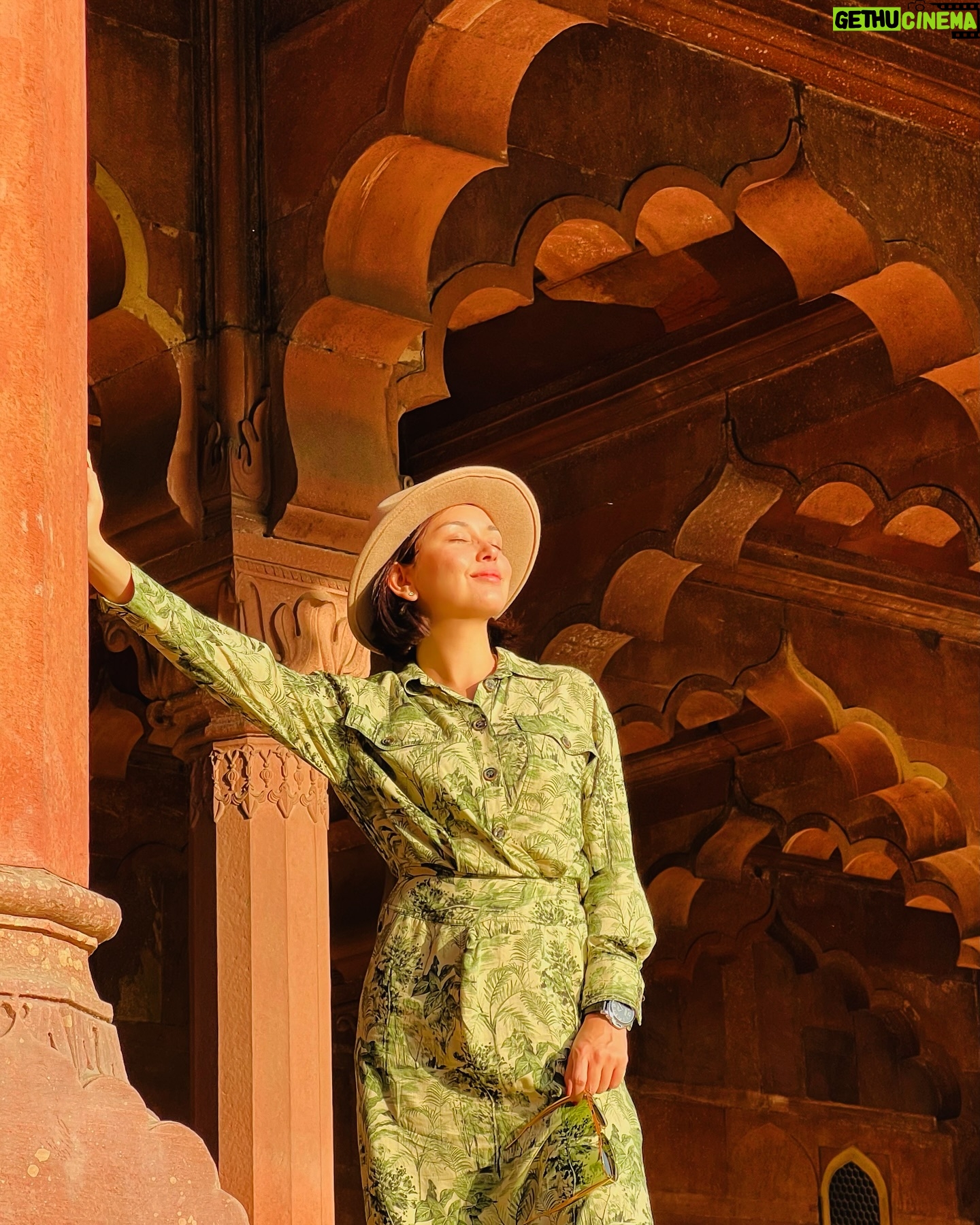 Beauty Gonzalez Instagram - A passage to India is a must for every traveler,
You really haven’t been anywhere until you have experienced this place.
India is an assault on your senses,
It leaves everything you know about life battered and bruised.
It alters, it shifts, it transports.
It moves in strange and beautiful ways,
The way it has for centuries,
the way it will tomorrow.
They say it is incredible,
I Concur.💜