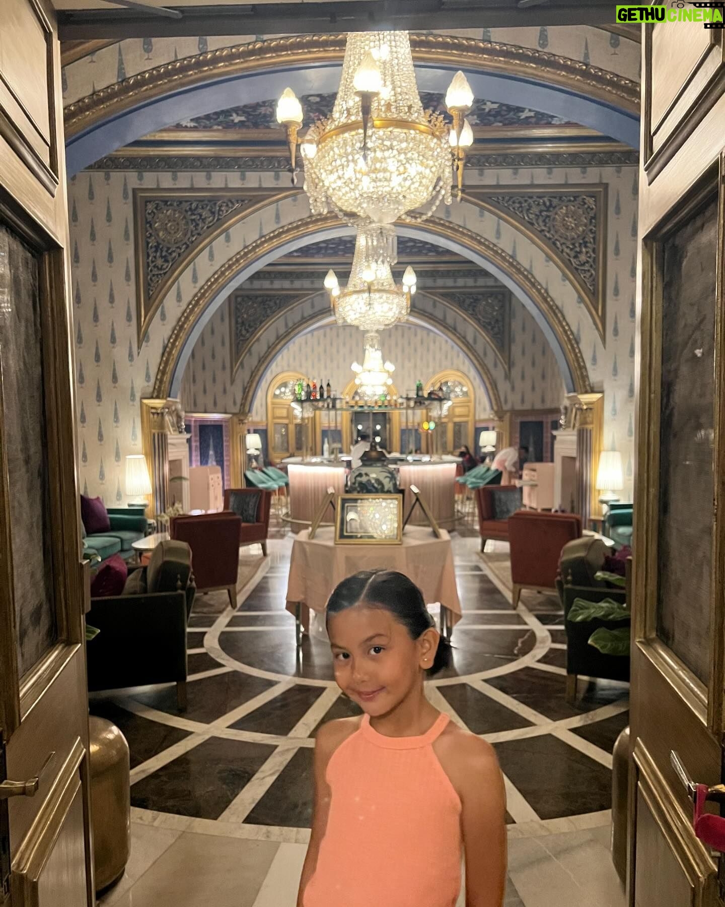 Beauty Gonzalez Instagram - Pink in the Pink City๐
Olivia absolutely loving our new digs in Jaipur.
The very opulent and chic @therajmahalpalace
Sleeping at the same bed Queen Elizabeth 2 slept in in 1961 is kinda surreal and fun ๐