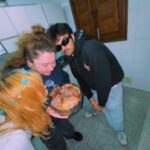 Clara Galle Instagram – Mira, es algo que te conmueva hasta la raíz. Da igual lo que sea, de dónde venga o quién te lo diga. Tenía hambre de temblar por algo cotidiano; quería llegar, dejar de construir hacia arriba y admirar cómo se desplomaba el castillo desde el jardín, sin preocuparme por el estruendo que producía al caer. La única opción era rendirse. Hacer lo de siempre. 
Hay un privilegio inmenso en poseer unos escombros.🦥

(Cardo para comer, unos Amigos, pedir por favor harina a la vecina, la bici, la mirada que no soportas mantener, la luz perfecta, cascar la tabla, decir chorradas.)