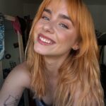 Clara Galle Instagram – Mira, es algo que te conmueva hasta la raíz. Da igual lo que sea, de dónde venga o quién te lo diga. Tenía hambre de temblar por algo cotidiano; quería llegar, dejar de construir hacia arriba y admirar cómo se desplomaba el castillo desde el jardín, sin preocuparme por el estruendo que producía al caer. La única opción era rendirse. Hacer lo de siempre. 
Hay un privilegio inmenso en poseer unos escombros.🦥

(Cardo para comer, unos Amigos, pedir por favor harina a la vecina, la bici, la mirada que no soportas mantener, la luz perfecta, cascar la tabla, decir chorradas.)