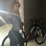 Clara Galle Instagram – Mira, es algo que te conmueva hasta la raíz. Da igual lo que sea, de dónde venga o quién te lo diga. Tenía hambre de temblar por algo cotidiano; quería llegar, dejar de construir hacia arriba y admirar cómo se desplomaba el castillo desde el jardín, sin preocuparme por el estruendo que producía al caer. La única opción era rendirse. Hacer lo de siempre. 
Hay un privilegio inmenso en poseer unos escombros.🦥

(Cardo para comer, unos Amigos, pedir por favor harina a la vecina, la bici, la mirada que no soportas mantener, la luz perfecta, cascar la tabla, decir chorradas.)