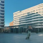 Clara Galle Instagram – Mira, es algo que te conmueva hasta la raíz. Da igual lo que sea, de dónde venga o quién te lo diga. Tenía hambre de temblar por algo cotidiano; quería llegar, dejar de construir hacia arriba y admirar cómo se desplomaba el castillo desde el jardín, sin preocuparme por el estruendo que producía al caer. La única opción era rendirse. Hacer lo de siempre. 
Hay un privilegio inmenso en poseer unos escombros.🦥

(Cardo para comer, unos Amigos, pedir por favor harina a la vecina, la bici, la mirada que no soportas mantener, la luz perfecta, cascar la tabla, decir chorradas.)