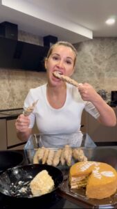 Olga Orlova Instagram - Ну, что, девчули… До лета рукой подать, пора приходить в форму 😂
Кто со мной?!🤪😅