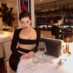 Merve Boluğur Instagram - Bir Merve Boluğur klasiği siyah vazgeçilmezim kıyafette biliyorsunuz..kırmızı rujla tamamladım..kıyafetim arkadaşımın tasarımı @duygu ...oldu bence🖤