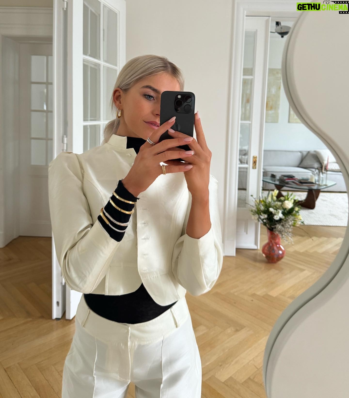Caro Daur Instagram - Anzeige // locked in every aspect ;) no keys required - @tiffanyandco #tiffanyicons #tiffanyandco