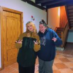 Clara Galle Instagram – Mira, es algo que te conmueva hasta la raíz. Da igual lo que sea, de dónde venga o quién te lo diga. Tenía hambre de temblar por algo cotidiano; quería llegar, dejar de construir hacia arriba y admirar cómo se desplomaba el castillo desde el jardín, sin preocuparme por el estruendo que producía al caer. La única opción era rendirse. Hacer lo de siempre. 
Hay un privilegio inmenso en poseer unos escombros.🦥

(Cardo para comer, unos Amigos, pedir por favor harina a la vecina, la bici, la mirada que no soportas mantener, la luz perfecta, cascar la tabla, decir chorradas.)