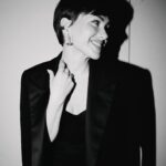 Anna-Maria Sieklucka Instagram - Każdy z nas czasem potrzebuje „back to black”, by wyciągnąć moc płynącą z sumy osobistych doświadczeń- moc, która drzemie w naszym środku. Potrzeba odwagi, by zanurzyć się w melodii wewnętrznego głosu, by wsłuchać się w ciszę, która wskaże kolejny krok. #amywinehouse była niezwykłą Istotą, która w moim odbiorze - poprzez brak miłości do siebie samej i wewnętrzne zagubienie, nie umiała odnaleźć się w świecie, który istniał poza jej muzyką. Jej twórczość porusza do głębi, zapiera dech i kiedy znamy jej pełną historię - niekiedy brakuje nam tchu - mnie na pewno, bo wymiar cierpienia, na które się zdecydowała jest porażający. Historia ukazana w filmie „back to black” jest ujęta bardzo barwnie, jednak nie oddaje prawdziwego wymiaru jej życia. Czuję ogromny niedosyt, polecam Wam zobaczyć dokument o życiu tej Ikony. @marisaabela_ w tej roli jest magnetyzująca. Czapki z głów!

Bardzo dziękuję @lubiekino_ za zaproszenie 🤍
.
.
.
#backtoblack #amywinehouse #premiere #movie 

📸 @ivaschuk.r 
💄 @horeshko__ 
👗 @konradgodlewski