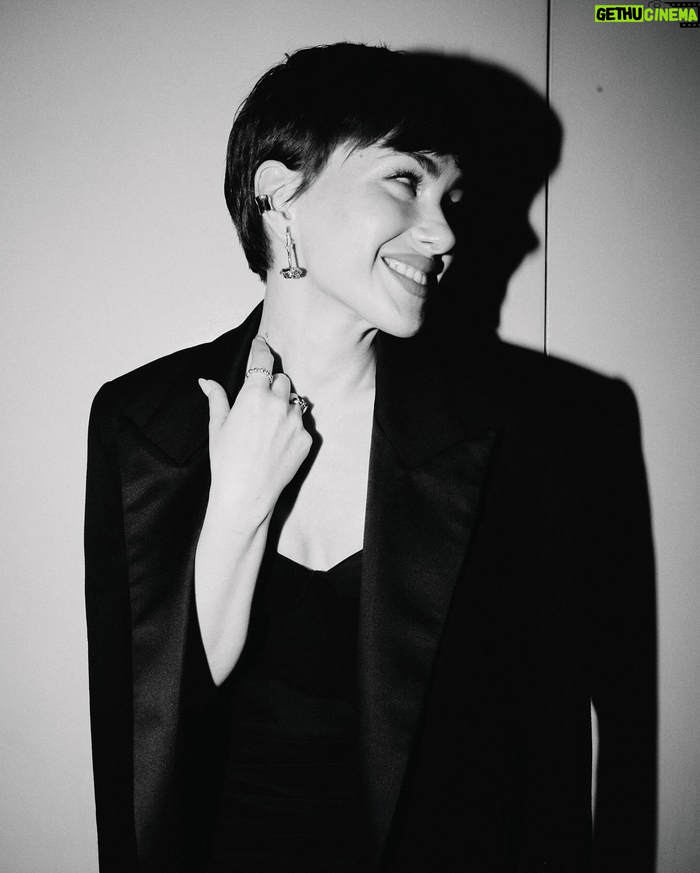 Anna-Maria Sieklucka Instagram - Każdy z nas czasem potrzebuje „back to black”, by wyciągnąć moc płynącą z sumy osobistych doświadczeń- moc, która drzemie w naszym środku. Potrzeba odwagi, by zanurzyć się w melodii wewnętrznego głosu, by wsłuchać się w ciszę, która wskaże kolejny krok. #amywinehouse była niezwykłą Istotą, która w moim odbiorze - poprzez brak miłości do siebie samej i wewnętrzne zagubienie, nie umiała odnaleźć się w świecie, który istniał poza jej muzyką. Jej twórczość porusza do głębi, zapiera dech i kiedy znamy jej pełną historię - niekiedy brakuje nam tchu - mnie na pewno, bo wymiar cierpienia, na które się zdecydowała jest porażający. Historia ukazana w filmie „back to black” jest ujęta bardzo barwnie, jednak nie oddaje prawdziwego wymiaru jej życia. Czuję ogromny niedosyt, polecam Wam zobaczyć dokument o życiu tej Ikony. @marisaabela_ w tej roli jest magnetyzująca. Czapki z głów!
Bardzo dziękuję @lubiekino_ za zaproszenie 🤍
.
.
.
#backtoblack #amywinehouse #premiere #movie
📸 @ivaschuk.r
💄 @horeshko__
👗 @konradgodlewski