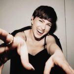 Anna-Maria Sieklucka Instagram - Każdy z nas czasem potrzebuje „back to black”, by wyciągnąć moc płynącą z sumy osobistych doświadczeń- moc, która drzemie w naszym środku. Potrzeba odwagi, by zanurzyć się w melodii wewnętrznego głosu, by wsłuchać się w ciszę, która wskaże kolejny krok. #amywinehouse była niezwykłą Istotą, która w moim odbiorze - poprzez brak miłości do siebie samej i wewnętrzne zagubienie, nie umiała odnaleźć się w świecie, który istniał poza jej muzyką. Jej twórczość porusza do głębi, zapiera dech i kiedy znamy jej pełną historię - niekiedy brakuje nam tchu - mnie na pewno, bo wymiar cierpienia, na które się zdecydowała jest porażający. Historia ukazana w filmie „back to black” jest ujęta bardzo barwnie, jednak nie oddaje prawdziwego wymiaru jej życia. Czuję ogromny niedosyt, polecam Wam zobaczyć dokument o życiu tej Ikony. @marisaabela_ w tej roli jest magnetyzująca. Czapki z głów!

Bardzo dziękuję @lubiekino_ za zaproszenie 🤍
.
.
.
#backtoblack #amywinehouse #premiere #movie 

📸 @ivaschuk.r 
💄 @horeshko__ 
👗 @konradgodlewski