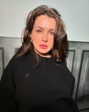 Anna-Maria Sieklucka Instagram - Your soul knows when it’s time to close the chapter - bye bye my long hair era ✌🏻 I’m so ready for the woman I have become 🤍
.
.
.
#mixofme #new #newchapter #newera