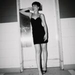 Anna-Maria Sieklucka Instagram - Każdy z nas czasem potrzebuje „back to black”, by wyciągnąć moc płynącą z sumy osobistych doświadczeń- moc, która drzemie w naszym środku. Potrzeba odwagi, by zanurzyć się w melodii wewnętrznego głosu, by wsłuchać się w ciszę, która wskaże kolejny krok. #amywinehouse była niezwykłą Istotą, która w moim odbiorze - poprzez brak miłości do siebie samej i wewnętrzne zagubienie, nie umiała odnaleźć się w świecie, który istniał poza jej muzyką. Jej twórczość porusza do głębi, zapiera dech i kiedy znamy jej pełną historię - niekiedy brakuje nam tchu - mnie na pewno, bo wymiar cierpienia, na które się zdecydowała jest porażający. Historia ukazana w filmie „back to black” jest ujęta bardzo barwnie, jednak nie oddaje prawdziwego wymiaru jej życia. Czuję ogromny niedosyt, polecam Wam zobaczyć dokument o życiu tej Ikony. @marisaabela_ w tej roli jest magnetyzująca. Czapki z głów!

Bardzo dziękuję @lubiekino_ za zaproszenie 🤍
.
.
.
#backtoblack #amywinehouse #premiere #movie 

📸 @ivaschuk.r 
💄 @horeshko__ 
👗 @konradgodlewski