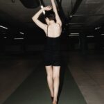 Anna-Maria Sieklucka Instagram - Każdy z nas czasem potrzebuje „back to black”, by wyciągnąć moc płynącą z sumy osobistych doświadczeń- moc, która drzemie w naszym środku. Potrzeba odwagi, by zanurzyć się w melodii wewnętrznego głosu, by wsłuchać się w ciszę, która wskaże kolejny krok. #amywinehouse była niezwykłą Istotą, która w moim odbiorze - poprzez brak miłości do siebie samej i wewnętrzne zagubienie, nie umiała odnaleźć się w świecie, który istniał poza jej muzyką. Jej twórczość porusza do głębi, zapiera dech i kiedy znamy jej pełną historię - niekiedy brakuje nam tchu - mnie na pewno, bo wymiar cierpienia, na które się zdecydowała jest porażający. Historia ukazana w filmie „back to black” jest ujęta bardzo barwnie, jednak nie oddaje prawdziwego wymiaru jej życia. Czuję ogromny niedosyt, polecam Wam zobaczyć dokument o życiu tej Ikony. @marisaabela_ w tej roli jest magnetyzująca. Czapki z głów!

Bardzo dziękuję @lubiekino_ za zaproszenie 🤍
.
.
.
#backtoblack #amywinehouse #premiere #movie 

📸 @ivaschuk.r 
💄 @horeshko__ 
👗 @konradgodlewski
