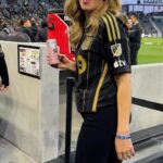 Elizabeth Banks Instagram - This night was goals ⚽️ Had such a blast at @bmostadium to cheer on @lafc with @archerroosewines this weekend!! I was the Honorary Falconer (and good luck charm?!) Thank you to everyone who made this night so special for my family and I. Can’t wait to cheer on the #LAFC team at more games this season!