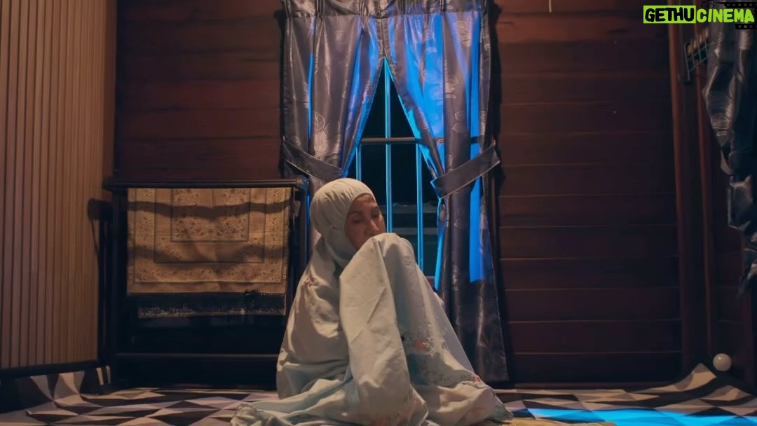 Wawa Zainal Instagram - standby tisu!! jom layan IKLAN raya WAWA guys..
tahniah @nurulhidayahabdlatif jawab betul semalam.
.
sapa nak menang duit raya . cuba korang teka minit keberapa bahu mak delimawati goyang2??..HEHE
