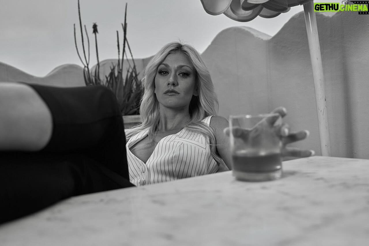 Katherine McNamara Instagram - Whether you drink whisky or whiskey, I hope you enjoy a dram! Happy #InternationalWhiskyDay! 🥃 Slàinte! Cheers! Cin! Cin! Şerefe! 乾杯! Salud! Prost! À votre santé! Saúde! 건배! Na Zdrowie! Skål! Gesondheid! Tag! 干杯! Υγεία! ชนแก้ว! Chon Gâew!
📷: @popeofthebowery