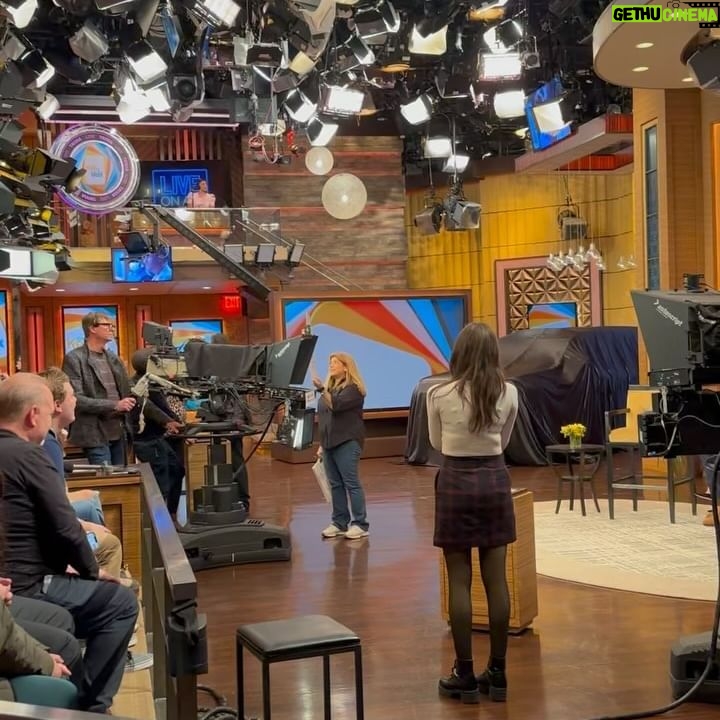 Jessica Capshaw Instagram - Friday morning fun with @livekellyandmark 🩷