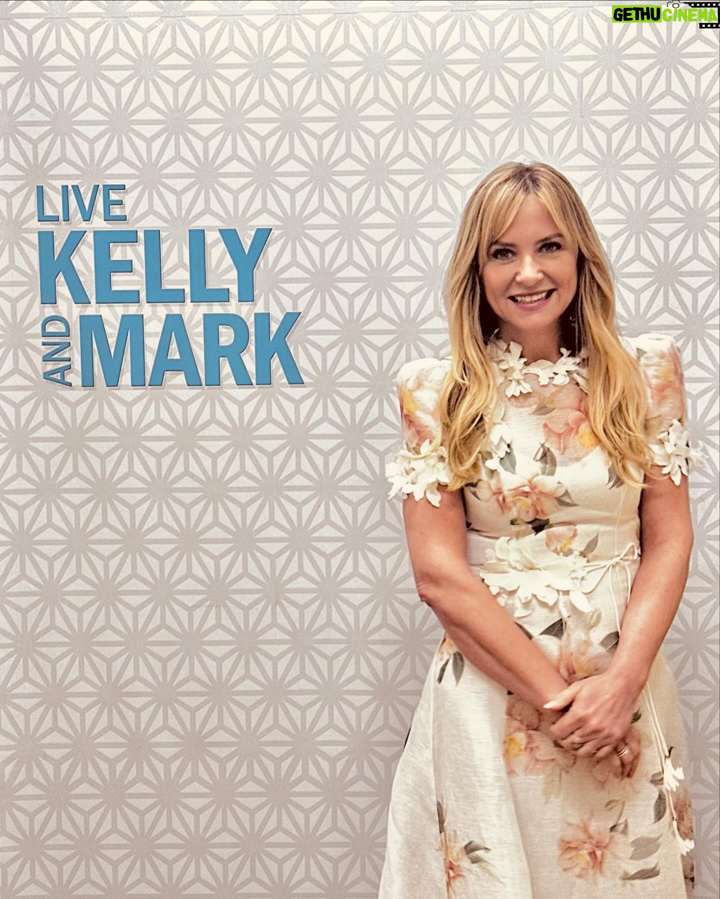 Jessica Capshaw Instagram - Friday morning fun with @livekellyandmark 🩷