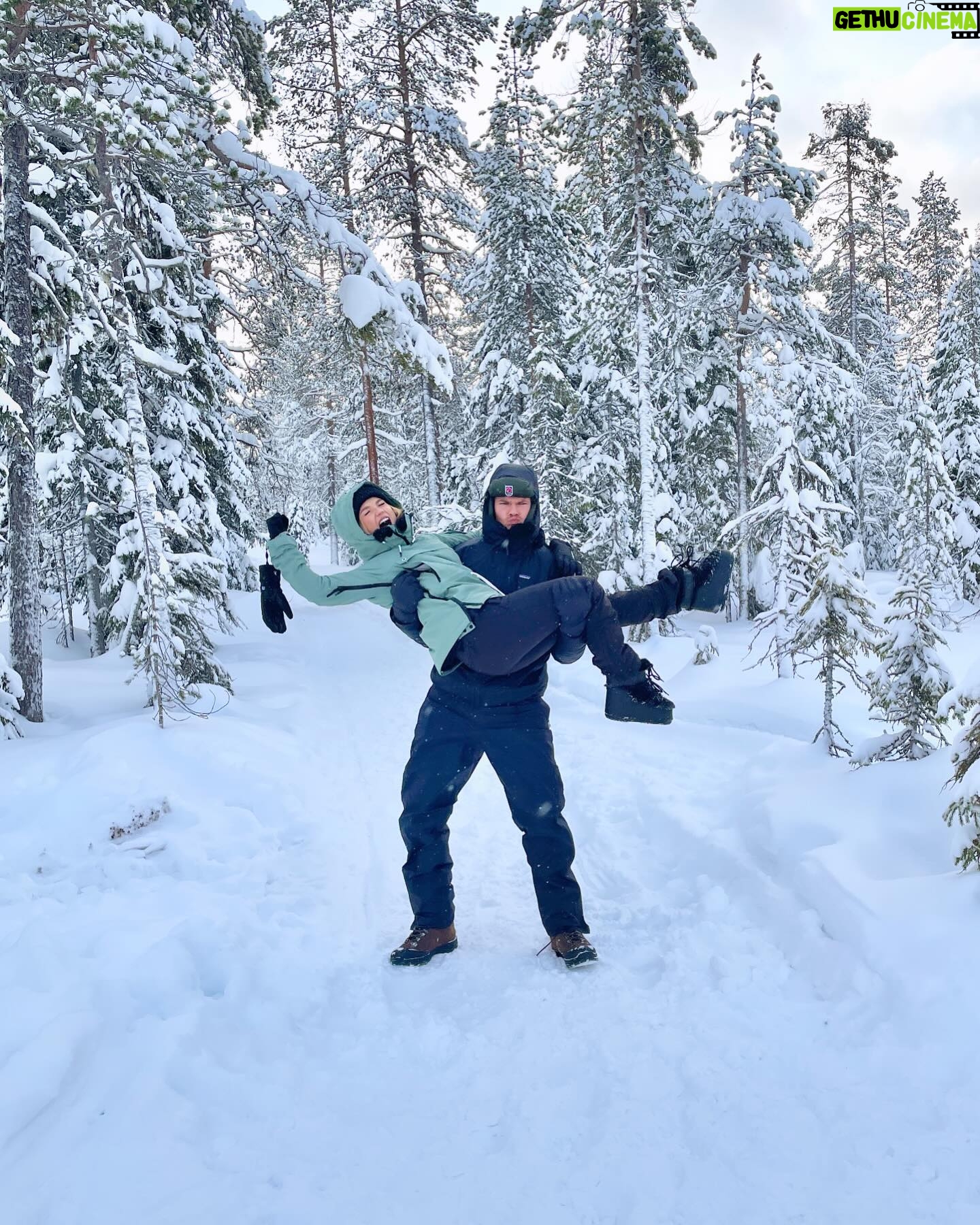 Julia Beautx Instagram - Ich würde Schnee ja lieben, wenn er weniger kalt wäre💀 (unsere neue Folge @juliavsjoey liebe ich trotzdem, guckt sie euch an!!!!)