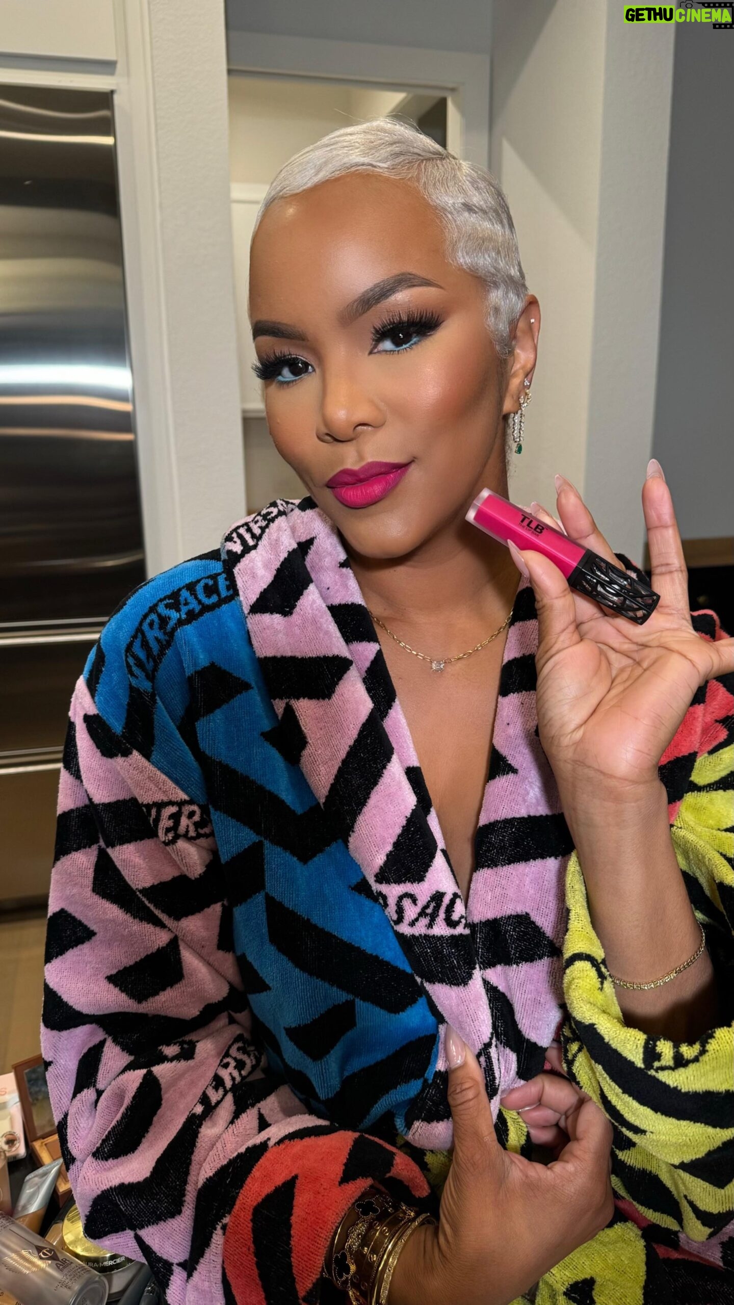LeToya Luckett Instagram - ✨MIELLE X THE LIP BAR✨
Babyyyyy I’ve been waiting patiently to receive THIS in the mail!! I couldn’t wait to share the unboxing of @mielleorganics & @thelipbar PINK box!! They left no crumbs with this collab! A few of My fav products from the Pomegranate Honey line & this hot pink lip gloss has me ready for Spring/ Summa! Proud of these 2 queens doing their thing! ☀️💕💋👑
#paidpartnership #ad #miellepaidpartner
