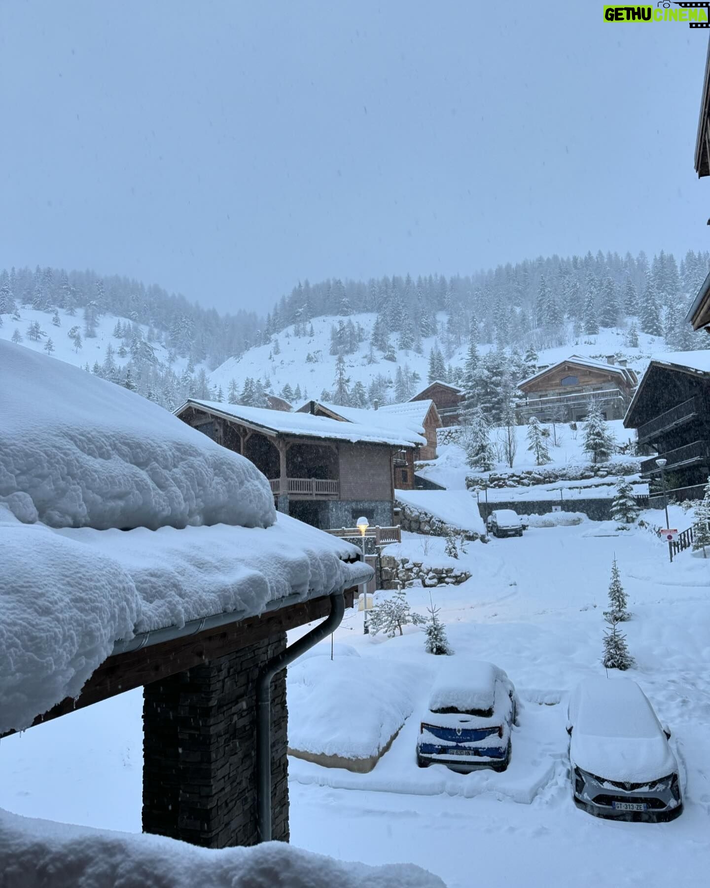 Lamitta Frangieh Instagram - What a beautiful morning ❄️ ⛄️ 🇫🇷
.
.
#frenchalps #snow #vacation #love #vacationmode #lamittafrangieh #breakfasttime #mountainlovers #winterfashion #relaxation #peaceofmind