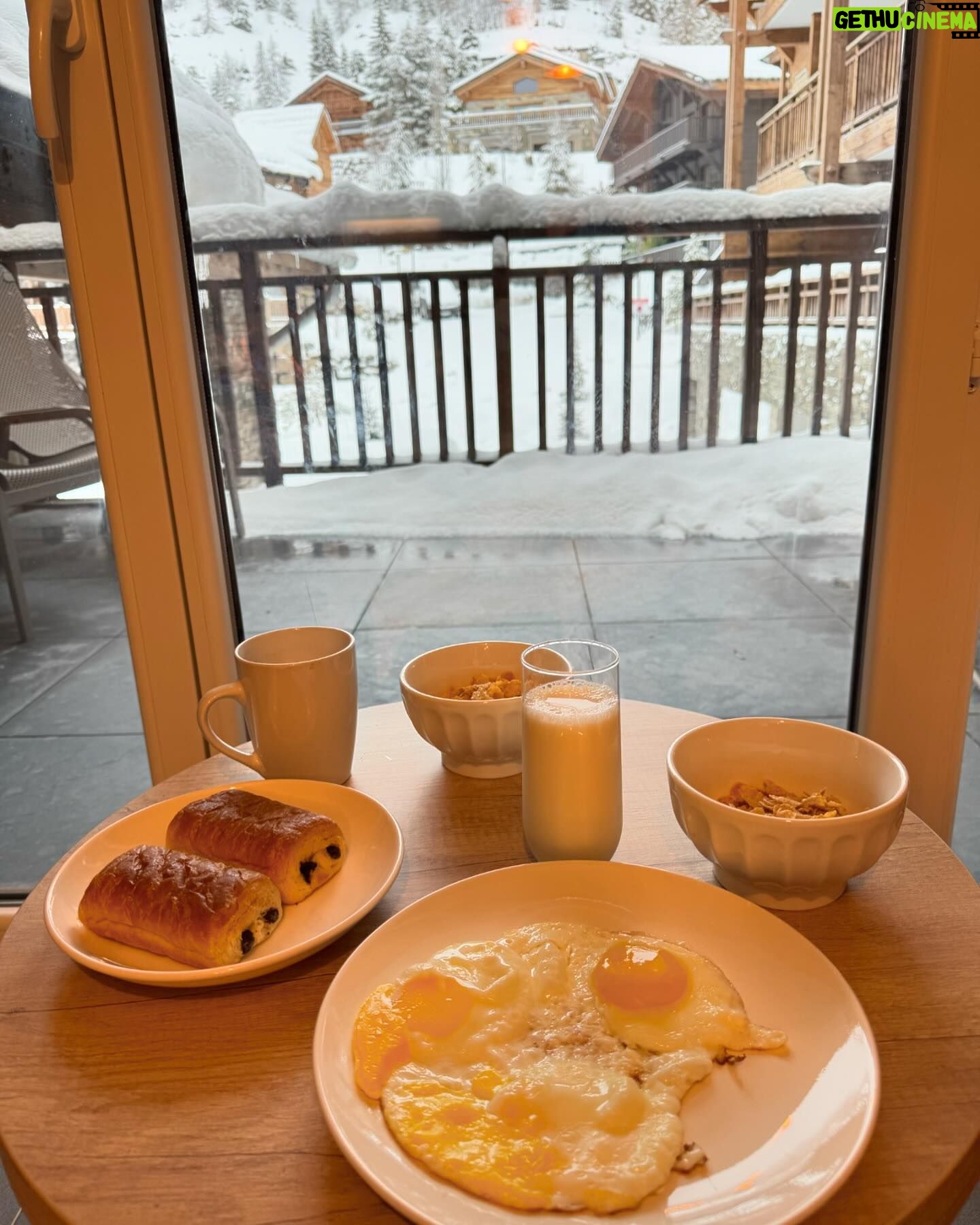 Lamitta Frangieh Instagram - What a beautiful morning ❄️ ⛄️ 🇫🇷
.
.
#frenchalps #snow #vacation #love #vacationmode #lamittafrangieh #breakfasttime #mountainlovers #winterfashion #relaxation #peaceofmind