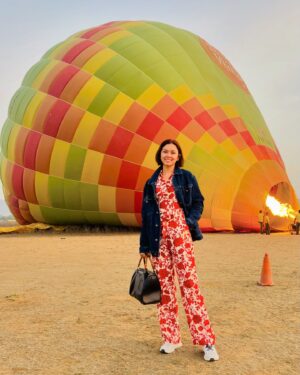Beauty Gonzalez Instagram - In these days of Supersonic Flight, 
Space Travel and flying Cars, 
 it almost seems silly to go up on a Hot Air Balloon,
Yet here I am. 🧡

I’m a bit of a romantic I’m afraid,
Slow food, slow hands.
I believe in Time Travel, 
Past Lives, 
a Parallel Universe.
Mostly I believe in Magic.
The power of the mind, And mind over matter.
So when I can, 
I take flight.
Floating across this universe slowly,
in a reverie of reality ..
And imagination. 🩵

Won’t you take a ride with me 
on my beautiful balloon?? 🩷