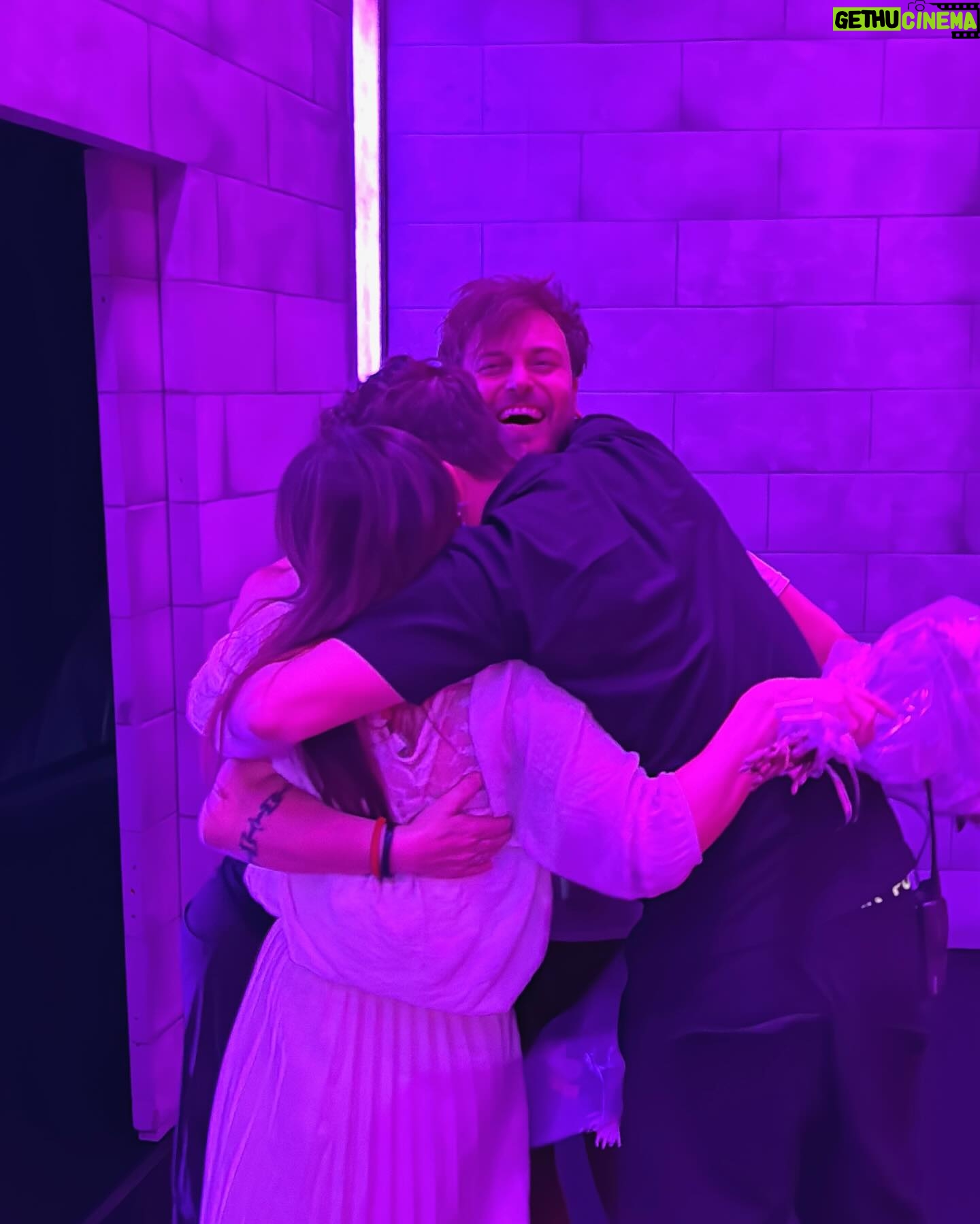 Nicolás Vázquez Instagram - Cuando encontré esta pieza me enamoré de ella. Fue amor a primera vista. Me generó inmediatamente ganas de adaptarla, producirla y dirigirla, porque habla del poder del amor y del acompañamiento, y eso me atravesó por completo. Trabajé con sensibilidad y respeto, empoderando al amor, que es en lo que mas creo. @gimeaccardi y @andresgill me la hicieron muy fácil, porque conectaron y se entregaron desde el minuto uno. Gime demuestra que es la mejor actriz de su generación. No tenés techo, son magnética y excelencia. Andres demuestra talentoso que es interpretando su personaje espectacularmente.
Los dos transitan esta tierna historia de una manera muy natural y cotidiana haciendo que durante una hora conectes un poco más con la vida. Con el aquí y ahora.
Estoy tan orgulloso de lo que logran en el escenario!
Como siempre, me acompaña un equipo de producción, artístico y técnico espectacular, agradecido con ellos, siempre! Comandado por @candelariaaudi y @armodamian de manera única.
Son distintos!!
El teatro debe ser una experiencia y les aseguro que ésta lo es para todos nosotros.
Es inevitable que llegues de una manera a ver “En otras palabras” y te vayas de otra…ya está pasando.
La gente sale muy movilizada, atravesada y agradecida…estamos superando cualquier expectativa.
Repito tanto Gime como Andres hacen una interpretación excelente y se entregan en el escenario. Esta obra hace bien!
No dejen de verla, la recomiendo de todo corazón.
Gracias, una vez más, por confiar y apoyar mis proyectos.
Estamos felices y agradecidos.
Todo lo que me desean a mi, el doble para ustedes. 🩷♾️
Gracias por abrazar esta historia.
Gracias de corazón!
