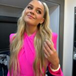 Kelsea Ballerini Instagram - ✨🌈🫶GET YOUR GLITTER READY QUEENS, IM A GUEST JUDGE ON THE ICONIC @rupaulsdragrace TONIGHT on @mtv 🫶🌈✨