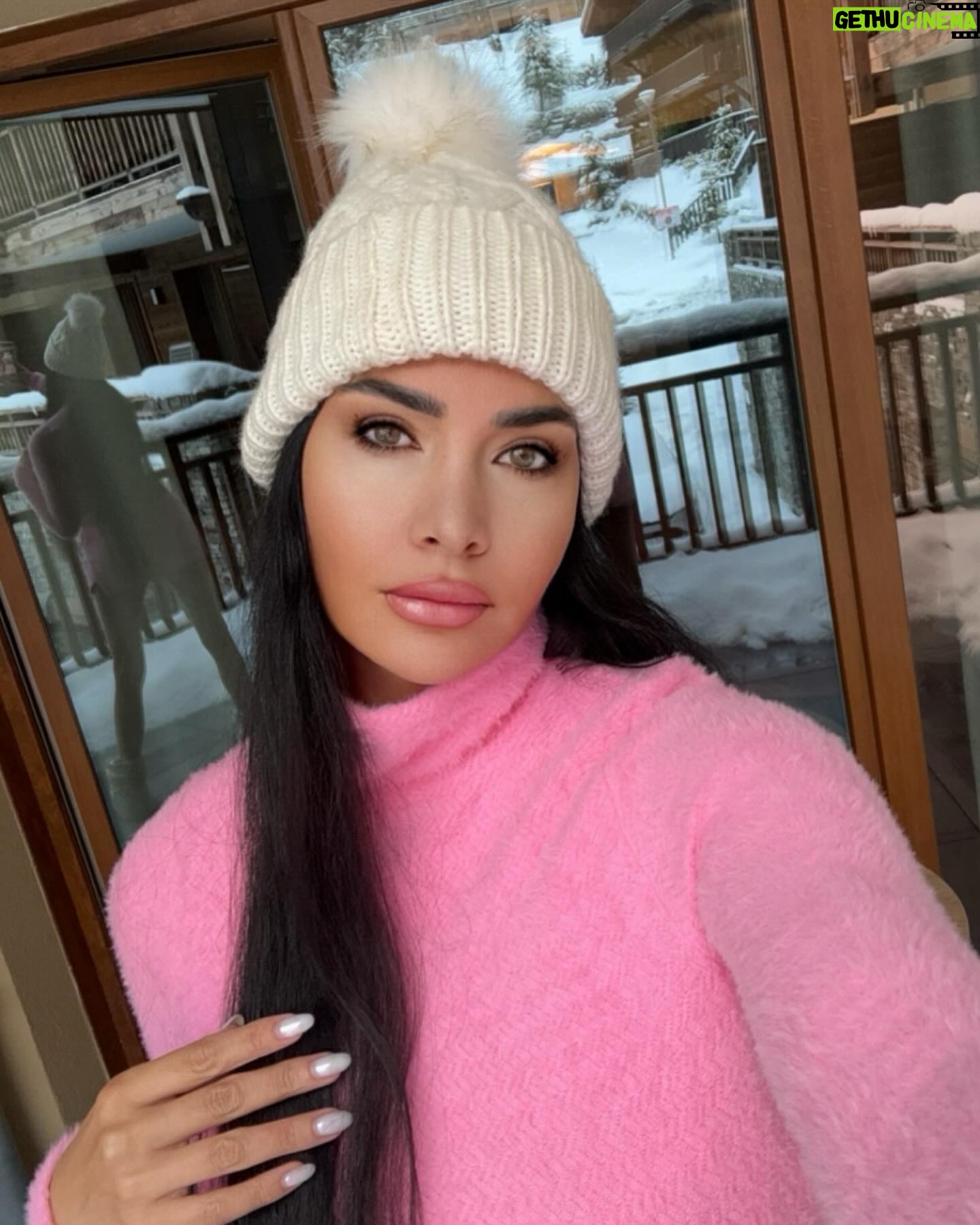 Lamitta Frangieh Instagram - What a beautiful morning ❄️ ⛄️ 🇫🇷
.
.
#frenchalps #snow #vacation #love #vacationmode #lamittafrangieh #breakfasttime #mountainlovers #winterfashion #relaxation #peaceofmind