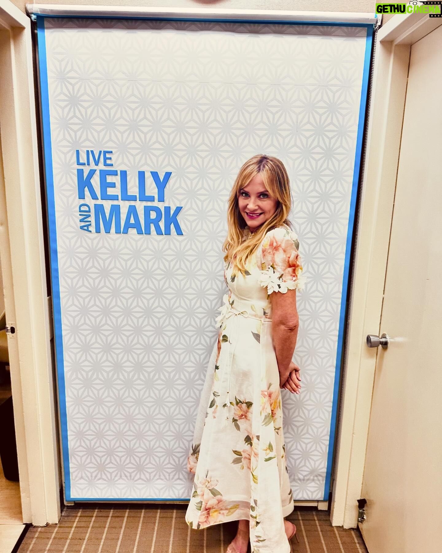 Jessica Capshaw Instagram - Friday morning fun with @livekellyandmark 🩷