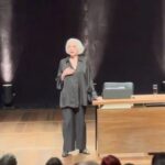 Monica Iozzi Instagram - Via o mestre @antoniofagundes • Ontem foi Dia Internacional do Teatro, celebramos a arte da representação que se ergue dos textos para ganhar vida nos palcos, uma expressão que nos conecta de forma única. 

No mesmo mês que celebramos a mulher, deixo aqui uma fala linda da minha querida @fernandamontenegrooficial. 🌹
É ali, na penumbra das cortinas, que encontramos um reflexo de quem somos, de quem podemos ser e dos mundos que podemos imaginar juntos. 

Que as casas de teatro possam estar cada vez mais cheias não só de espectadores mas de corações abertos, prontos para se deixarem levar pelas histórias. Viva o teatro! ❤️🎭

🎥 Vídeo de Vinícius Vasconcelos. (Fernanda Montenegro)