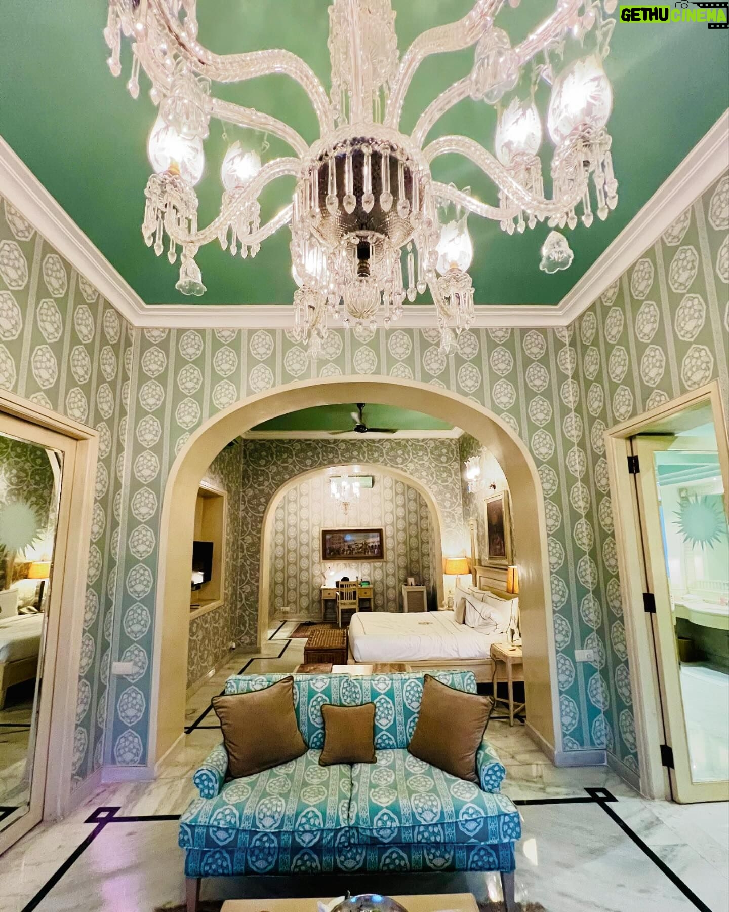 Beauty Gonzalez Instagram - Pink in the Pink City๐
Olivia absolutely loving our new digs in Jaipur.
The very opulent and chic @therajmahalpalace
Sleeping at the same bed Queen Elizabeth 2 slept in in 1961 is kinda surreal and fun ๐