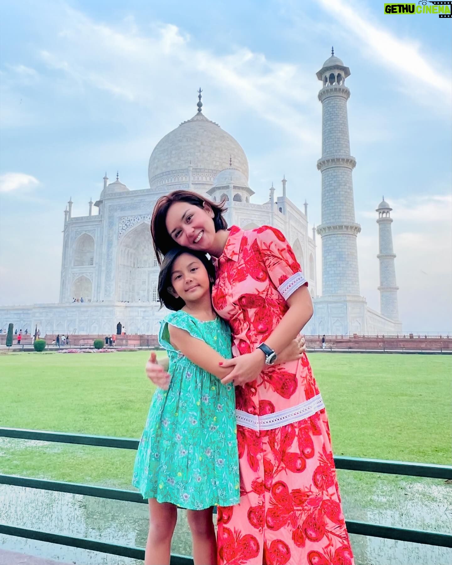 Beauty Gonzalez Instagram - A wonderful morning at the Taj with these two,
It doesn’t matter how many times you’ve seen it in photographs, and even how many people are there in the crowd with you,
Everything and everyone disappears at first sight.
It is absolutely beautiful from any angle,
And from every point of view. 🤍
Sharing these moments with the two of you made it even more special 🤍🤍
Just can’t take my eyes off you 🩷