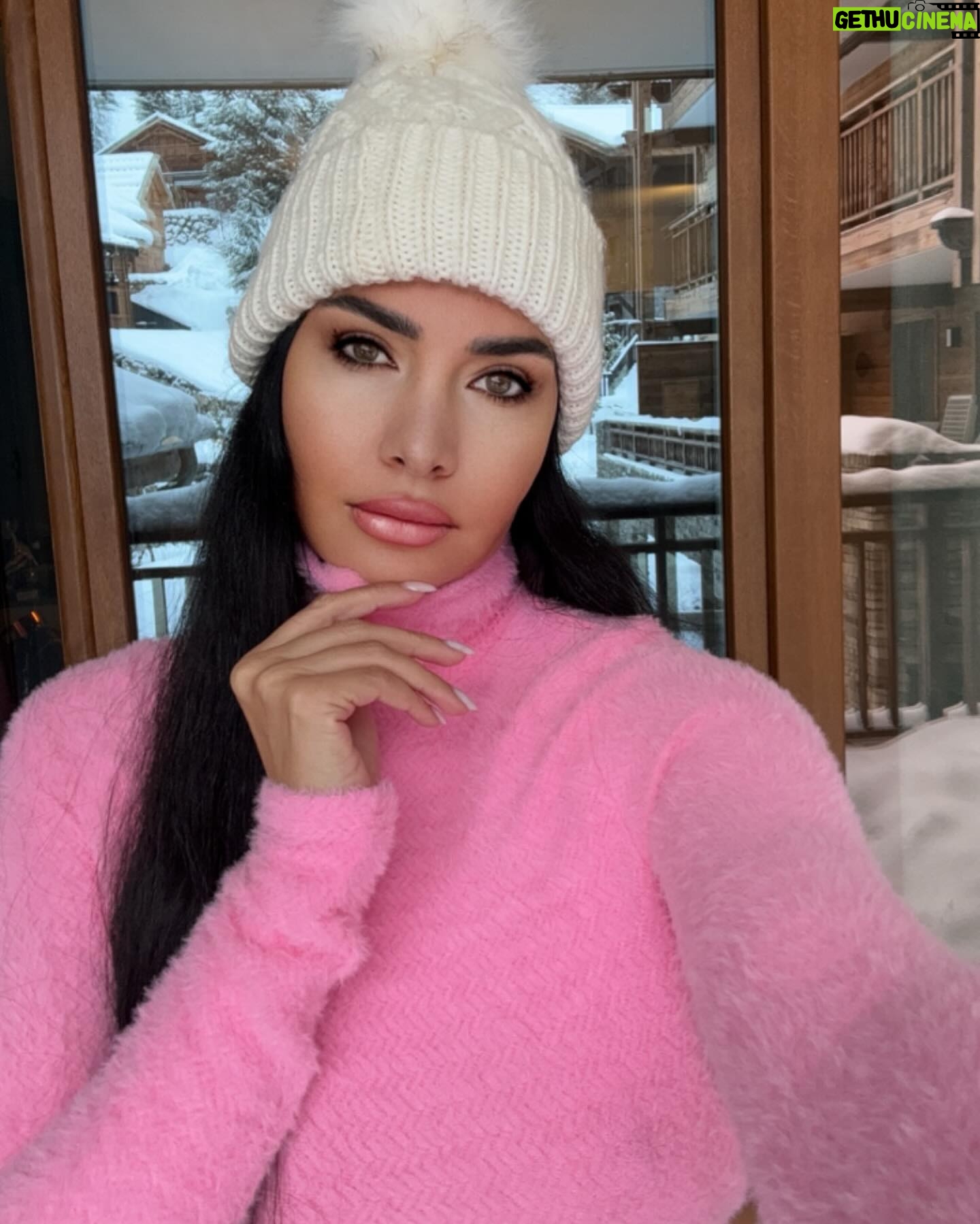 Lamitta Frangieh Instagram - What a beautiful morning ❄️ ⛄️ 🇫🇷
.
.
#frenchalps #snow #vacation #love #vacationmode #lamittafrangieh #breakfasttime #mountainlovers #winterfashion #relaxation #peaceofmind